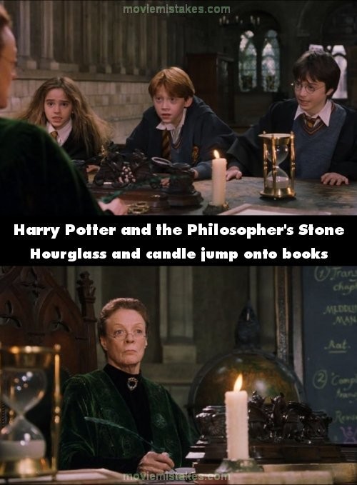 Cây nến và chiếc đồng hồ cát được đặt trên mặt bàn đã “nhảy” lên nằm bên trên quyển sách nhỏ ở cảnh Harry, Ron và Hermione chạy đến gặp Mc Gonagall